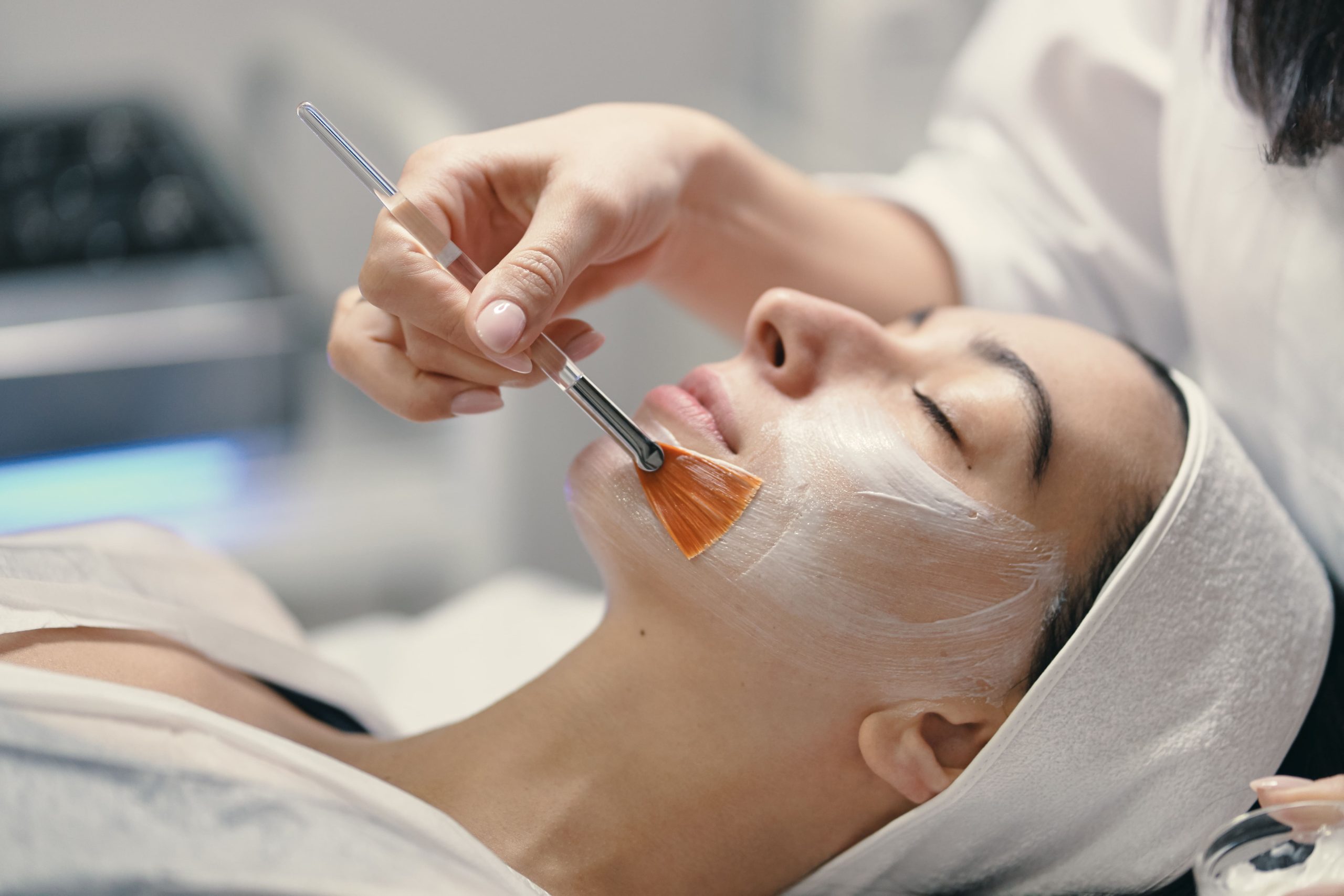 Beneficios del peeling químico en la renovación celular de la piel